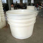 Zbiornik cylindryczny o pojemności 1500 l z otwartym dachem, zbiornik z czarnej plastikowej wanny formowanej przez Roto