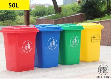Niebieskie i żółte 50-litrowe plastikowe pojemniki na śmieci z recyklingiem czterech kółek