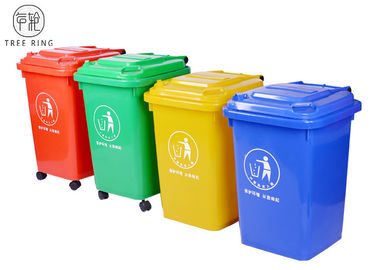 Niebieskie i żółte 50-litrowe plastikowe pojemniki na śmieci z recyklingiem czterech kółek