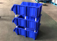 Niebieskie pojemniki plastikowe z pojemnikami do zbierania z regałem w warsztacie przemysłowym