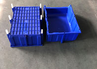 Niebieskie pojemniki plastikowe z pojemnikami do zbierania z regałem w warsztacie przemysłowym